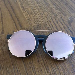 Sunday Somewhere “MATAHARI” sunglasses.